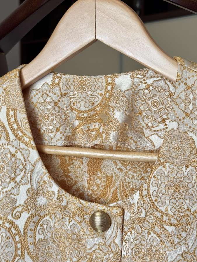 Auksinis kostiumėlis su ornamentais 46 dydis - nuotraukos Nr. 9