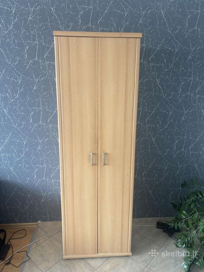 Atiduodu spintą-kabyklą su veidrodžiu