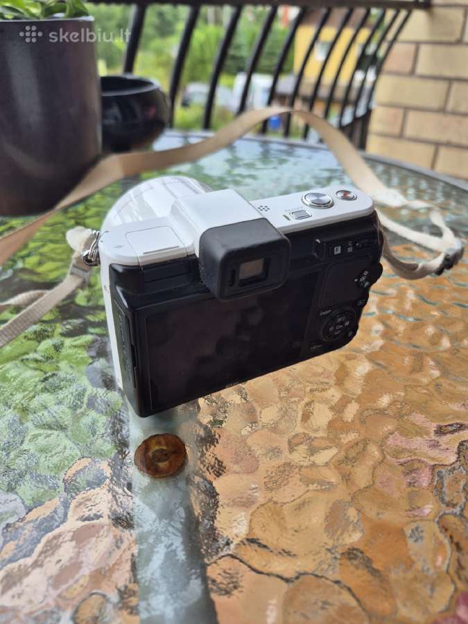 Išskirtinis Baltas Nikon 1 V1 komplektas