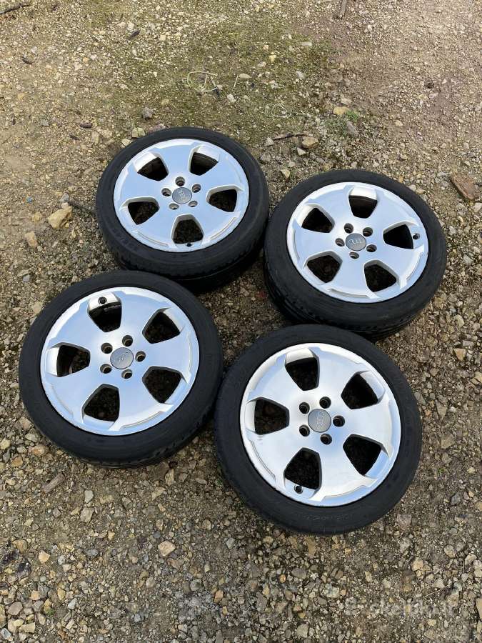 Audi A3 R17 ratlankiai su padangom.