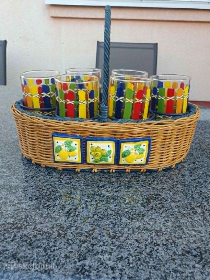 Pintine su stiklinemis iskylai