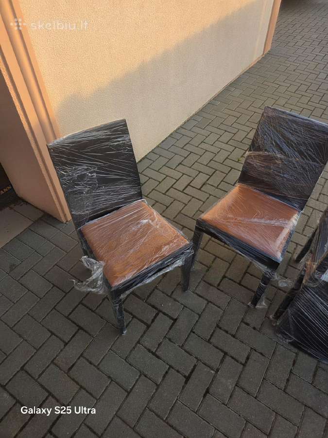Valgomojo kėdės ir stačiakampis stalas