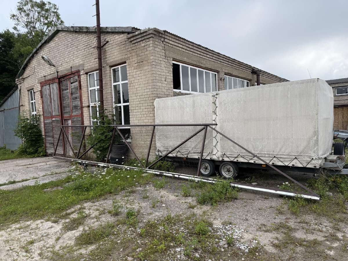 Platūs stumdomi vartai