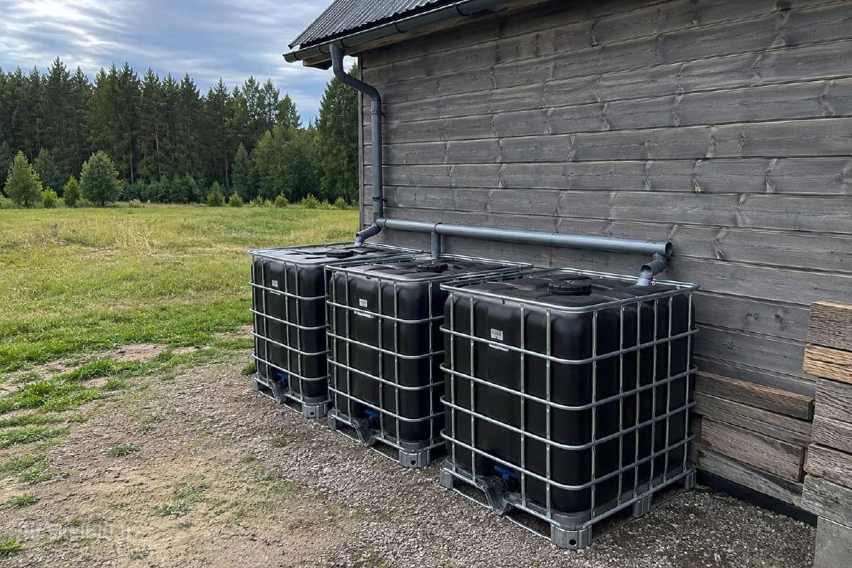 Parduodamos juodos 1000 litrų Ibc talpos