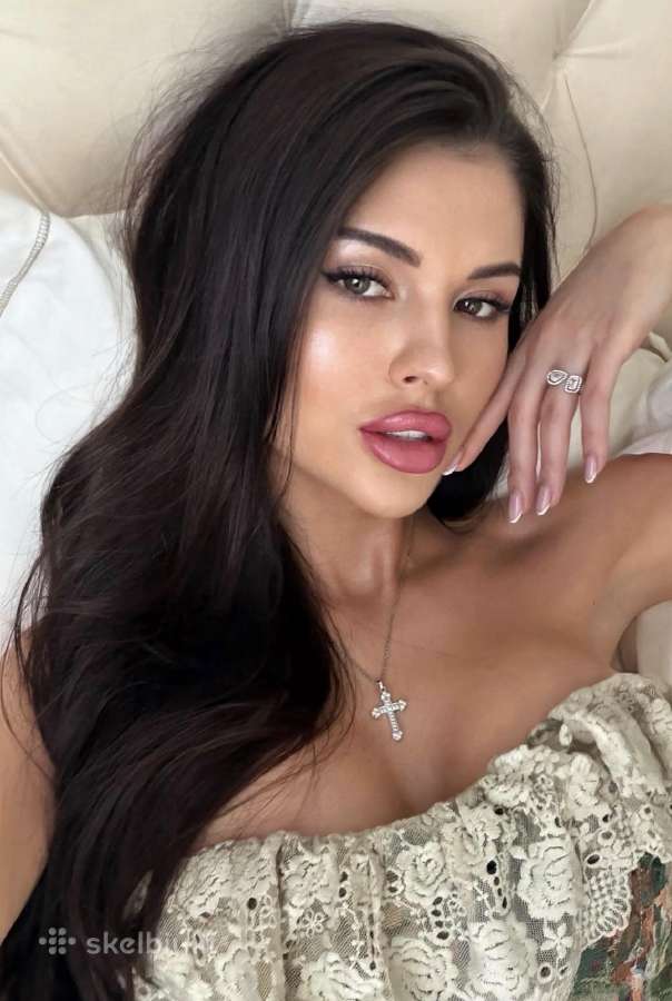 Сегодня первый день , зеленоглазая брюнетка;)