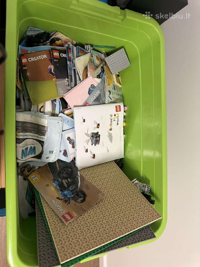 Lego dėžė su daug instrukcijų