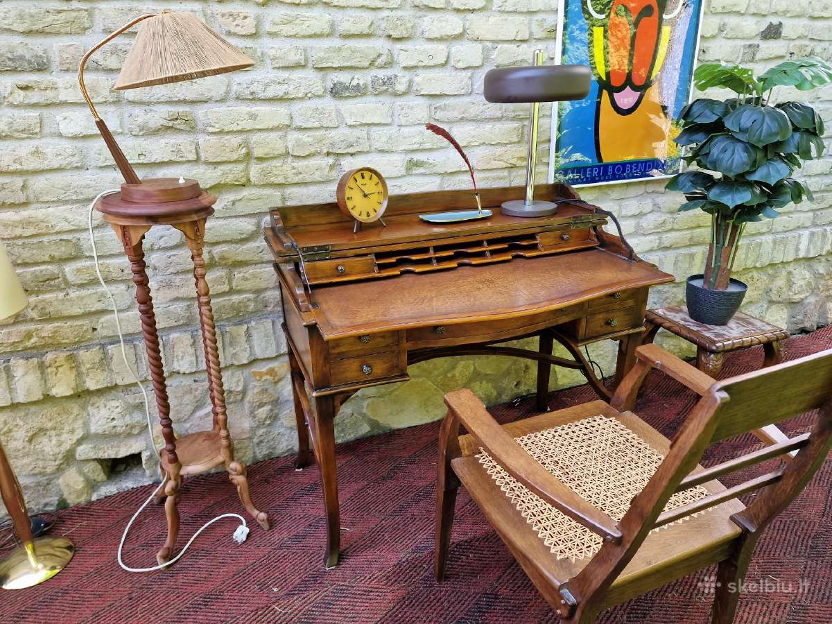 Art Nouveau raudonmedžio masyvo rašomojo stalas