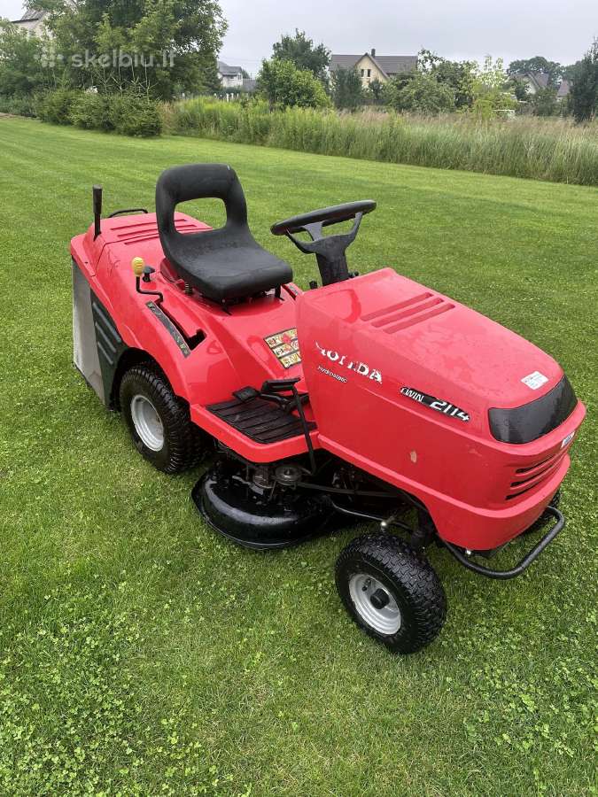 Honda sodo traktoriukas su krepsiu