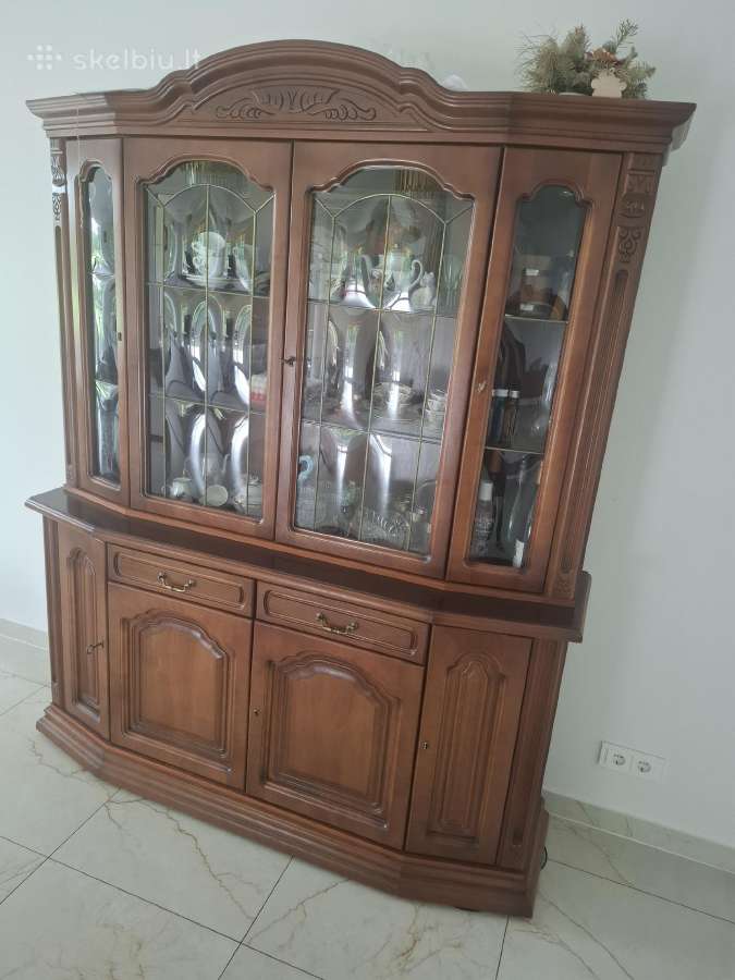 Klasikinė medinė indauja / vitrina – 550 €