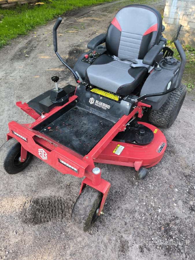 Nulinio apsisukimo traktoriukas Bluebirdztr50l Pro