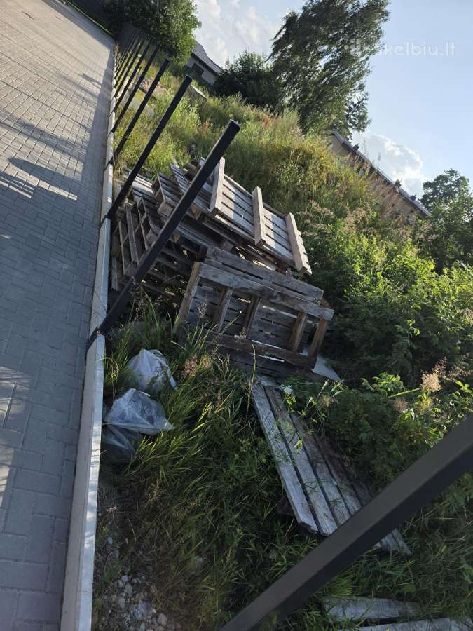 Atoduodame paletes ir medienos likučius