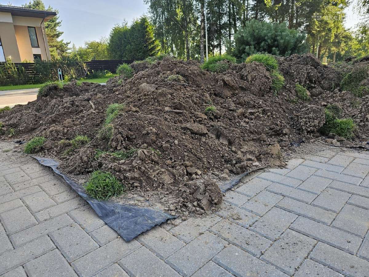 Atiduodu žemes (pagrinde juodžemis su velėna)