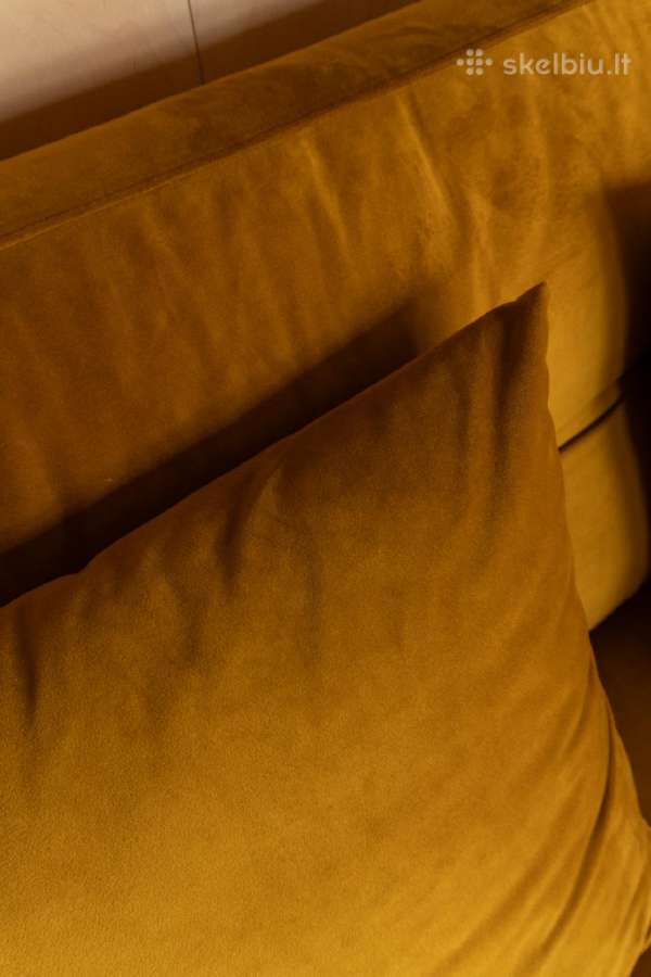 Aksominė garstyčių spalvos sofa - nuotraukos Nr. 9
