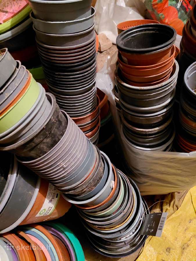 Naudoti plastikiniai vazoneliai daigams daug yra. - nuotraukos Nr. 2