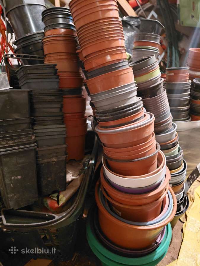 Naudoti plastikiniai vazoneliai daigams daug yra. - nuotraukos Nr. 3