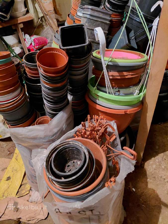 Naudoti plastikiniai vazoneliai daigams daug yra. - nuotraukos Nr. 5