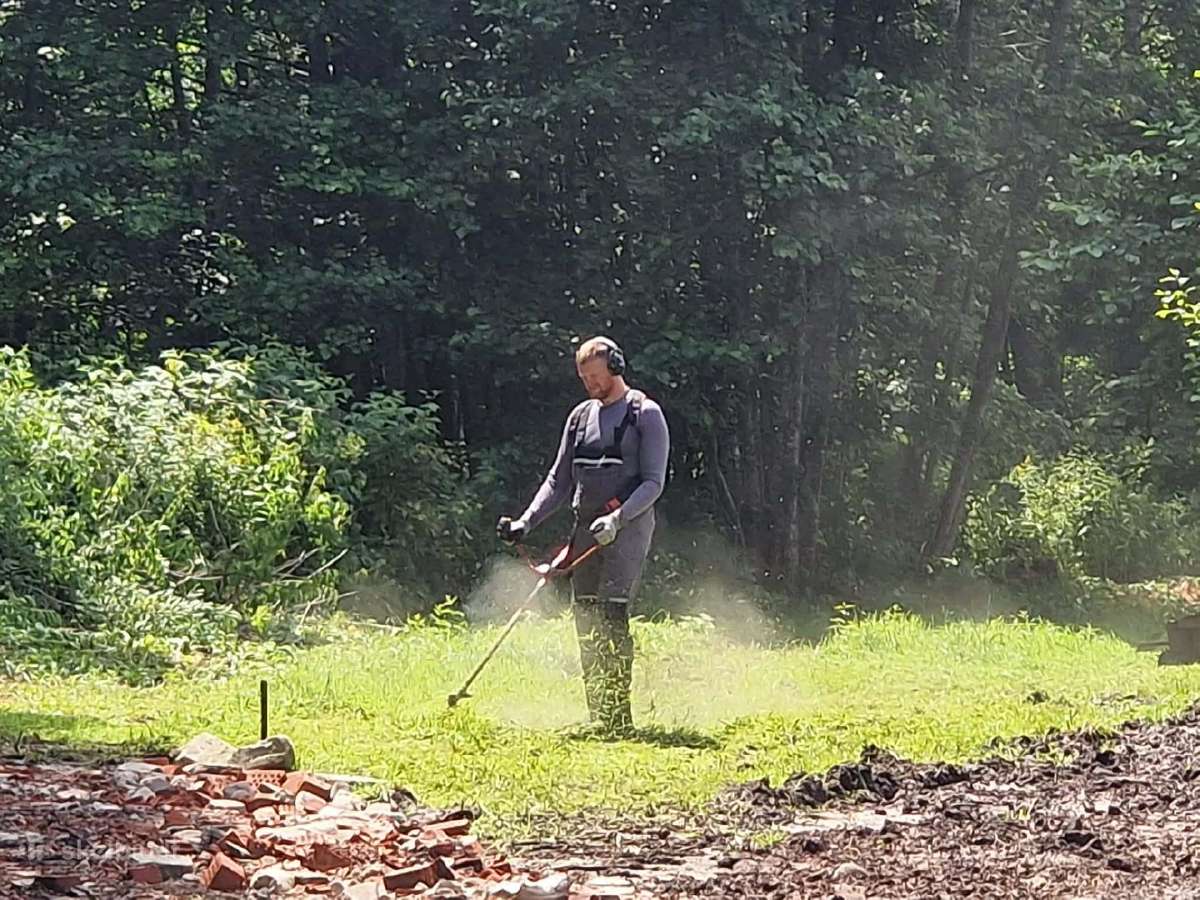 Žolės, vejos pjovimas Kaune. Trimeriu-žolepjove - nuotraukos Nr. 4