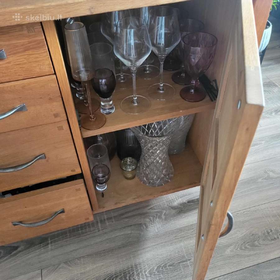 Ąžuolo masyvo ir natūralios faneruotės komoda - nuotraukos Nr. 2