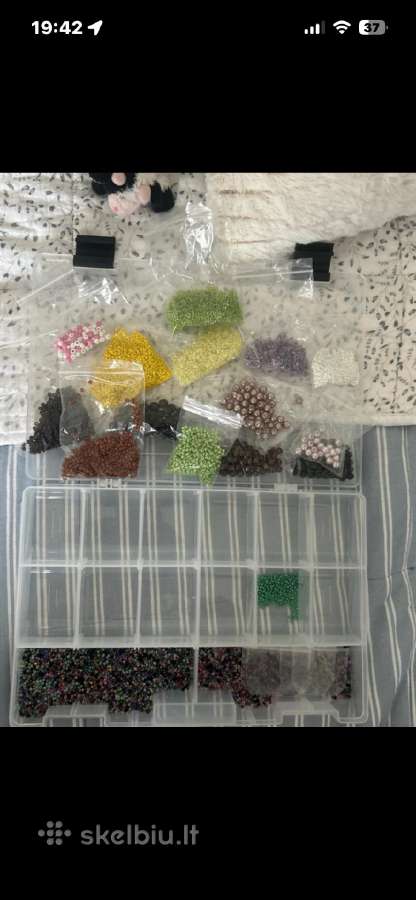 Įvairių dydžių ir spalvų plastmasiniai karoliukai - nuotraukos Nr. 3