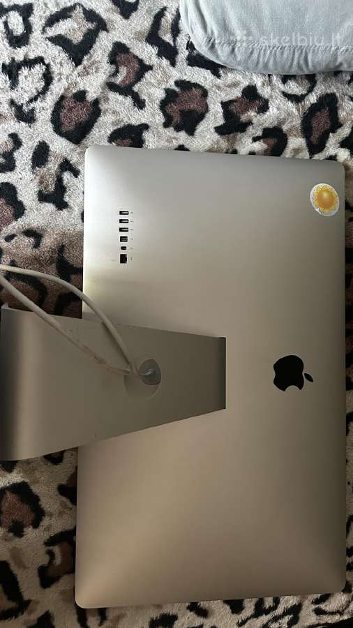 Apple MacBook ir apple monitorius - nuotraukos Nr. 2