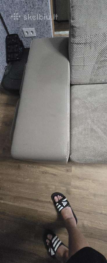 Parduodama sofa su dviem pufais - nuotraukos Nr. 5