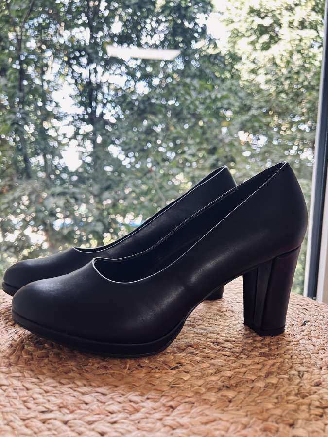 Elegantiški juodi bateliai su kulnu - nuotraukos Nr. 3
