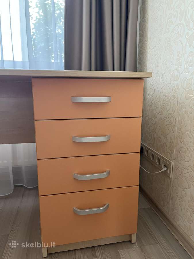 Parduodamas oranžinės ir kreminės spalvos stalas - nuotraukos Nr. 4