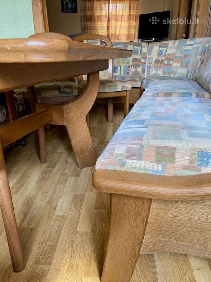 Tvarkingas virtuvės kampas su stalu ir kėdėmis - nuotraukos Nr. 6