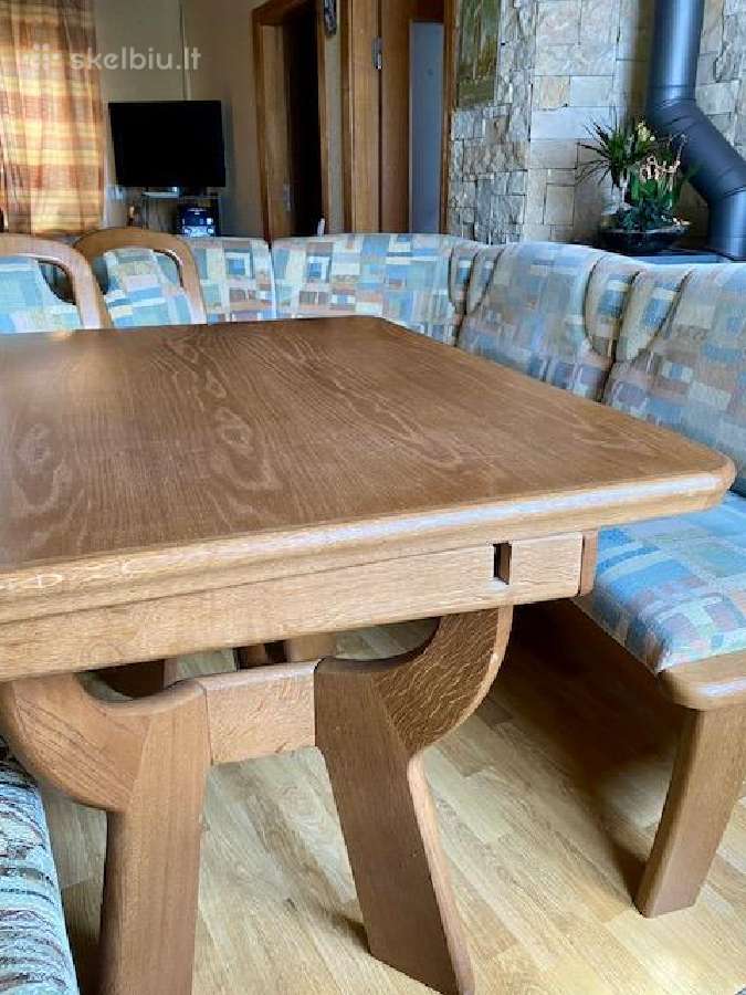 Tvarkingas virtuvės kampas su stalu ir kėdėmis - nuotraukos Nr. 4