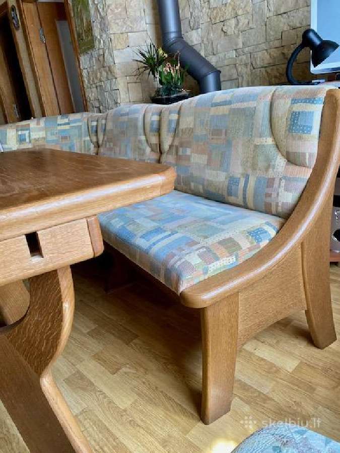 Tvarkingas virtuvės kampas su stalu ir kėdėmis - nuotraukos Nr. 5