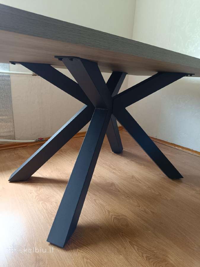 Valgomojo stalas su juodomis metalinėmis kojomis - nuotraukos Nr. 2