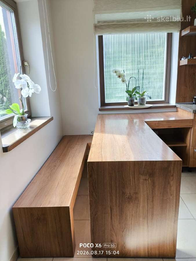 Modernus kampinis virtuvės stalas su suolu ir spin - nuotraukos Nr. 2