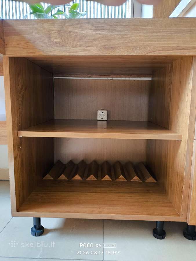 Modernus kampinis virtuvės stalas su suolu ir spin - nuotraukos Nr. 9