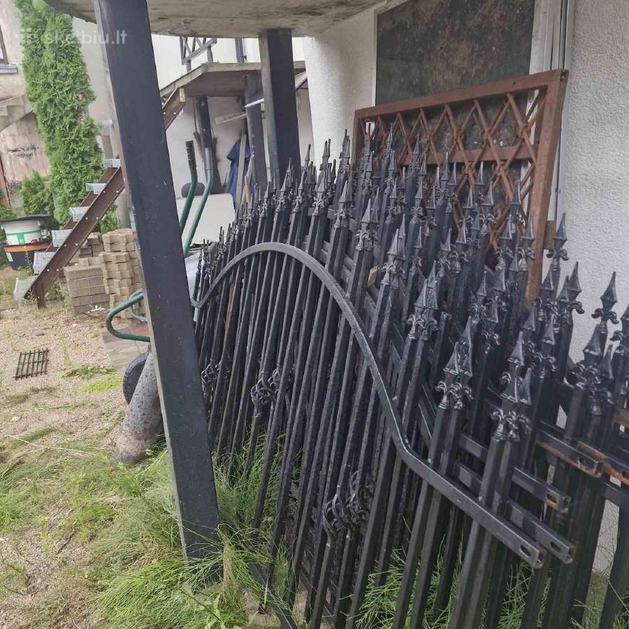Medinės Durys Ir Dekoratyvinė Metalinė Tvora - nuotraukos Nr. 2