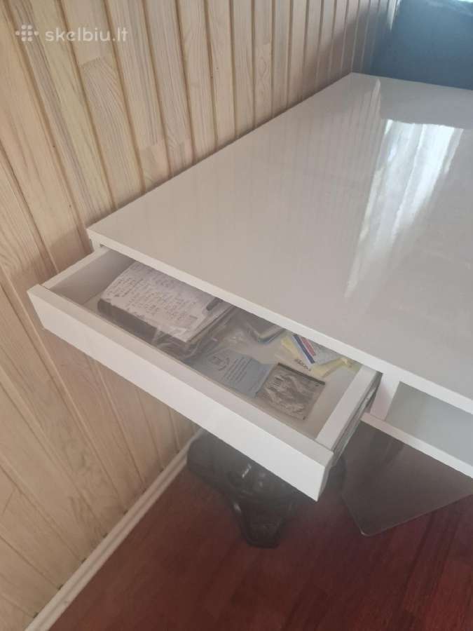 Baltas blizgantis Įkea stalas su metaline koja - nuotraukos Nr. 2