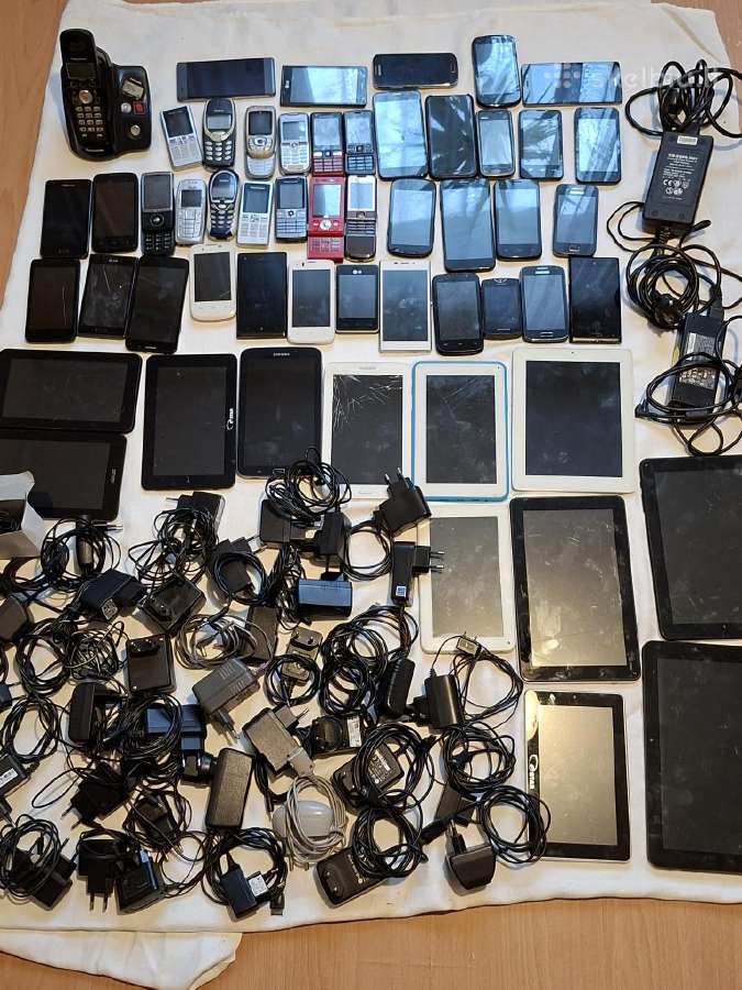 Senų telefonų, planšečių, kroviklių rinkinys - nuotraukos Nr. 3