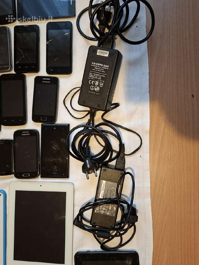 Senų telefonų, planšečių, kroviklių rinkinys - nuotraukos Nr. 4