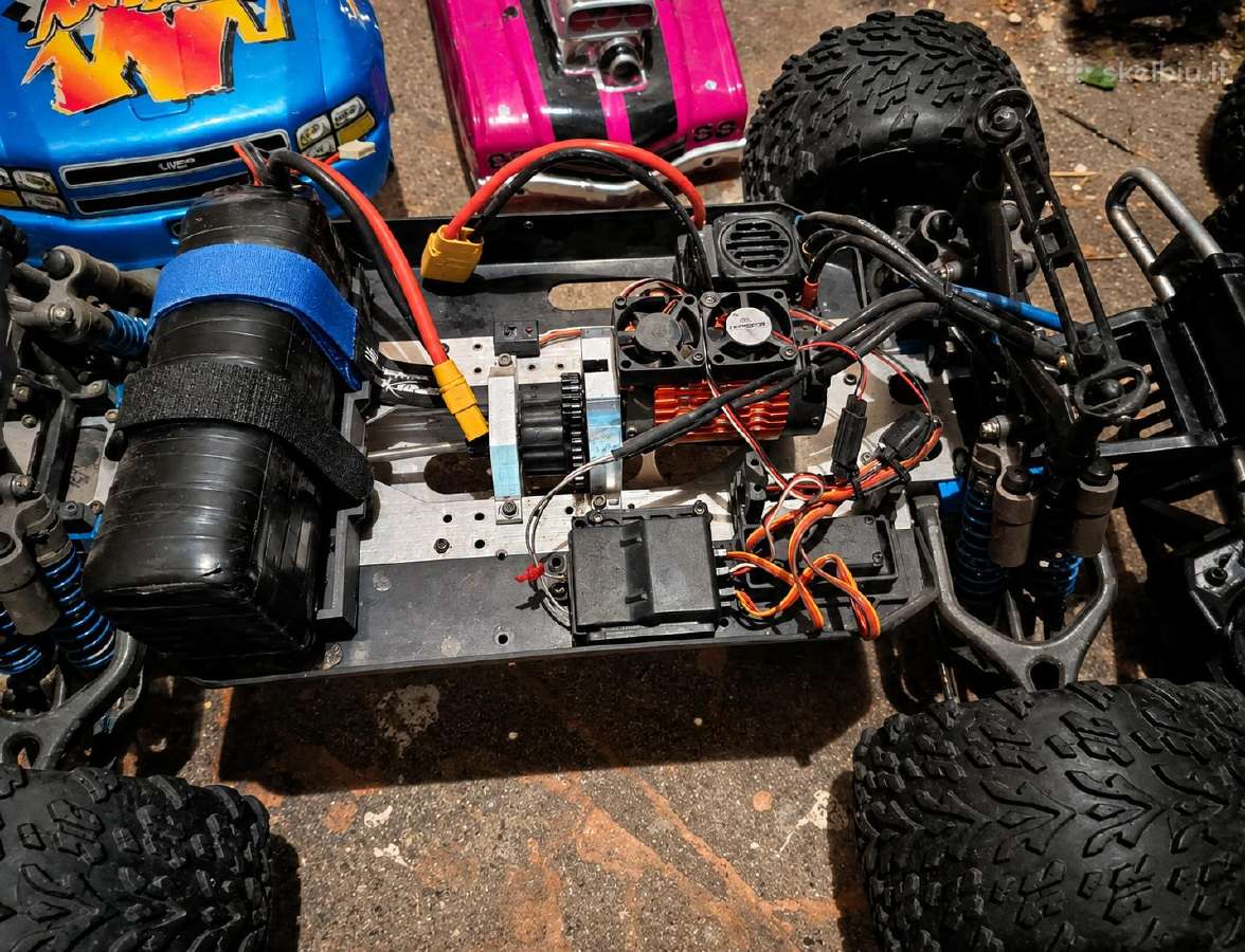 1/8 RC ss turbo su baterija pultų ir Pakrovėju ir - nuotraukos Nr. 2