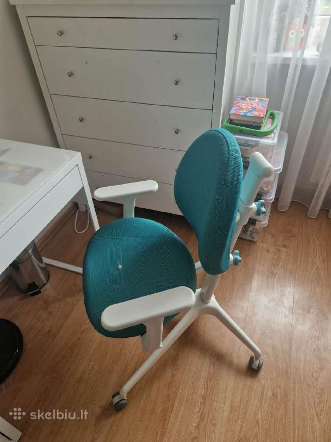 Rašomas stalas, kėdė, televizorius - nuotraukos Nr. 4