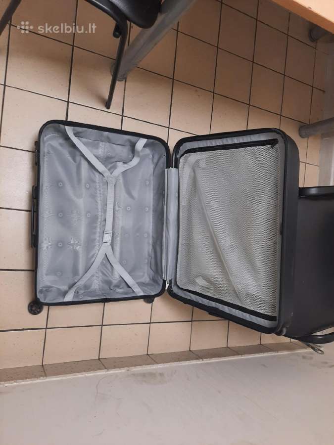 Didelis juodas kelioninis lagaminas ant ratu - nuotraukos Nr. 4