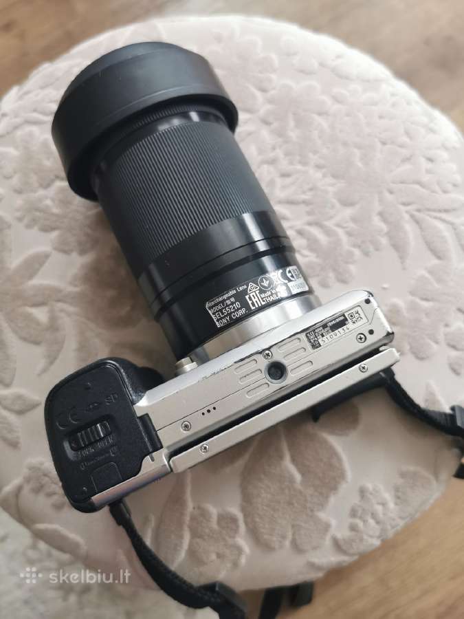 Sidabrinis Sony a6000 su objektyvu - nuotraukos Nr. 3