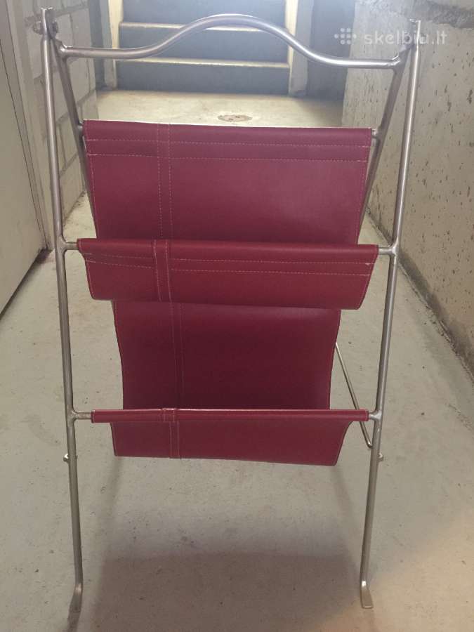 Raudonas odinis žurnalu stovas 25€