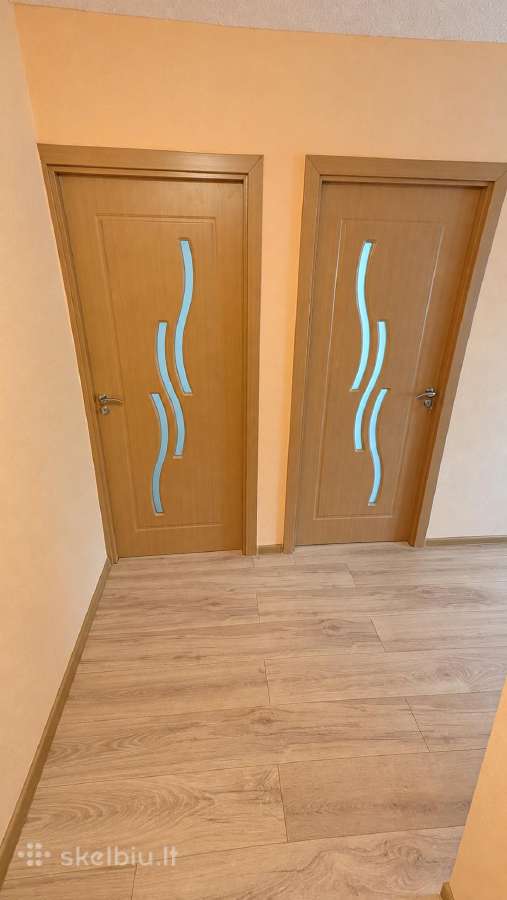 N. Akmenės m., Respublikos g. renovuotame name - nuotraukos Nr. 4