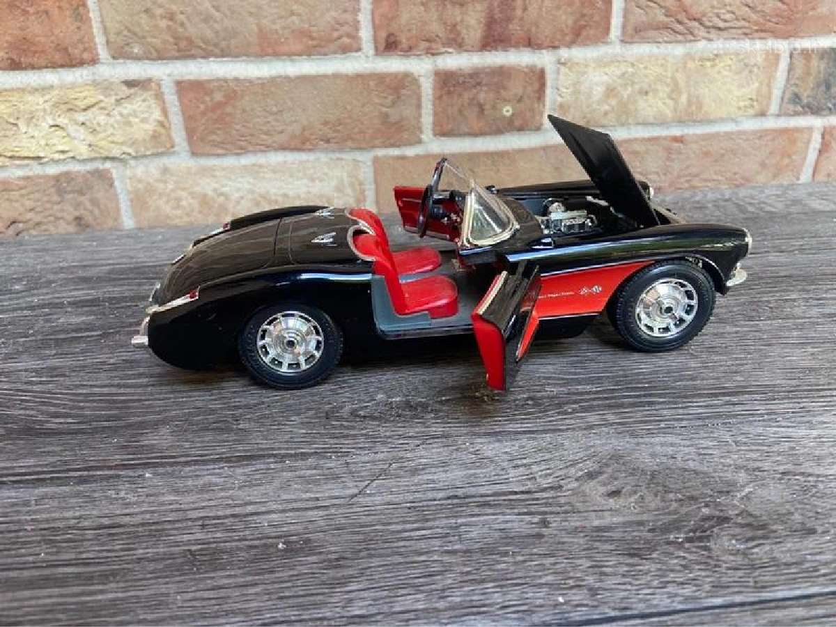 1957 Chevrolet Corvette C1 1:18 automodelis modeli - nuotraukos Nr. 2