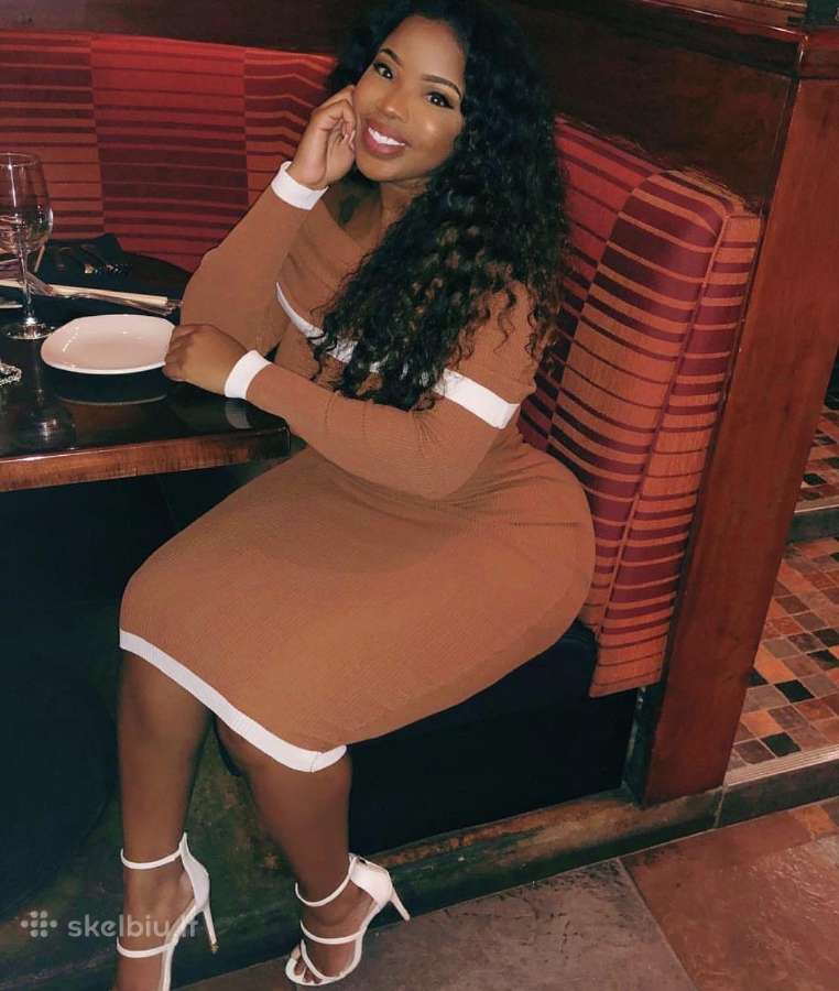 Sexy Black latina with pronounced curves - nuotraukos Nr. 5