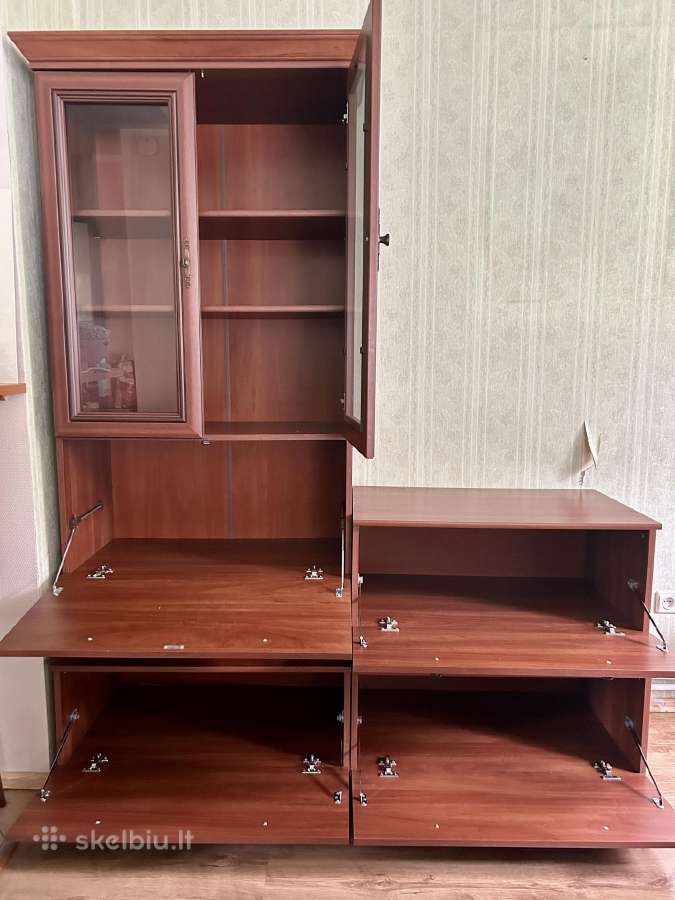 Klasikinė 3 dalių sekcija su vitrinom ir spintelėm - nuotraukos Nr. 7
