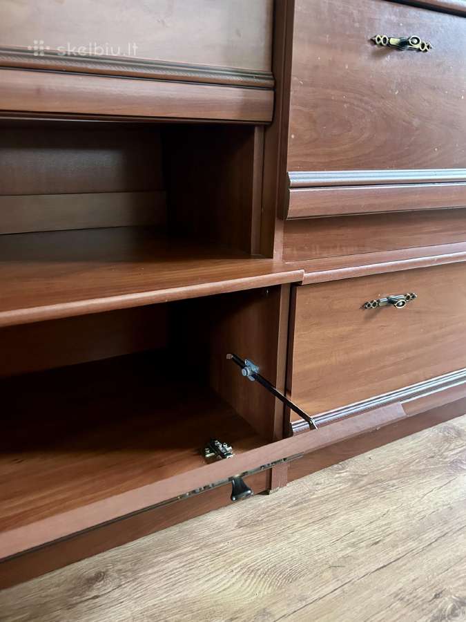Klasikinė 3 dalių sekcija su vitrinom ir spintelėm - nuotraukos Nr. 2