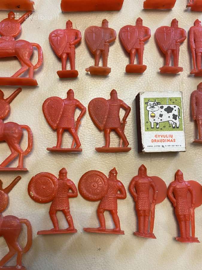 Kareiveliai tarybiniai plastmasiniai po 1€ - nuotraukos Nr. 4