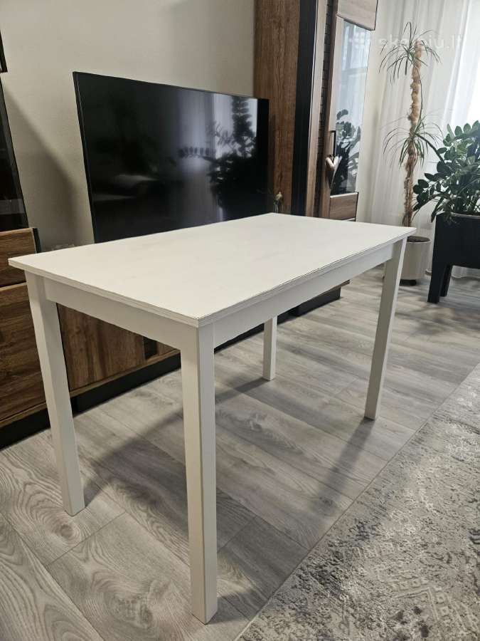 Miegamojo lovos rėmas ir baltas stalas - nuotraukos Nr. 3