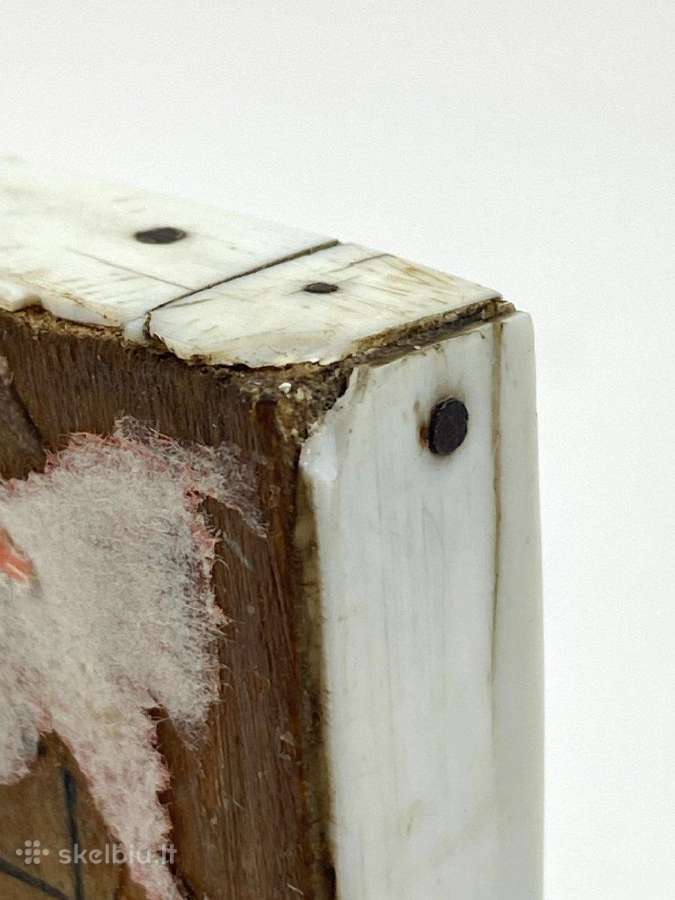 Moters portretas mediniame rėme - nuotraukos Nr. 12